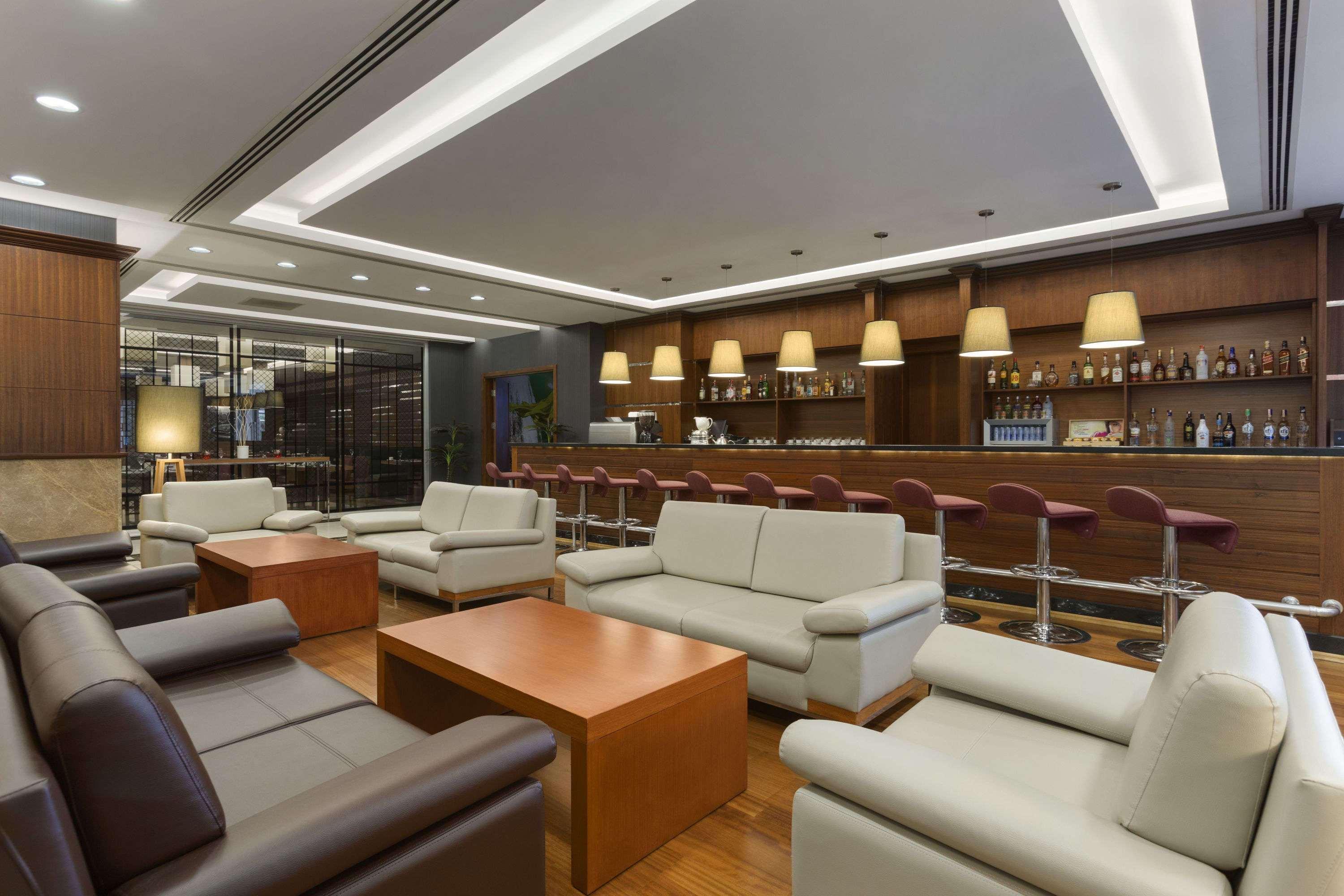 Ramada Plaza By Wyndham Izmit Hotel Kocaeli Bagian luar foto The lounge at the airport