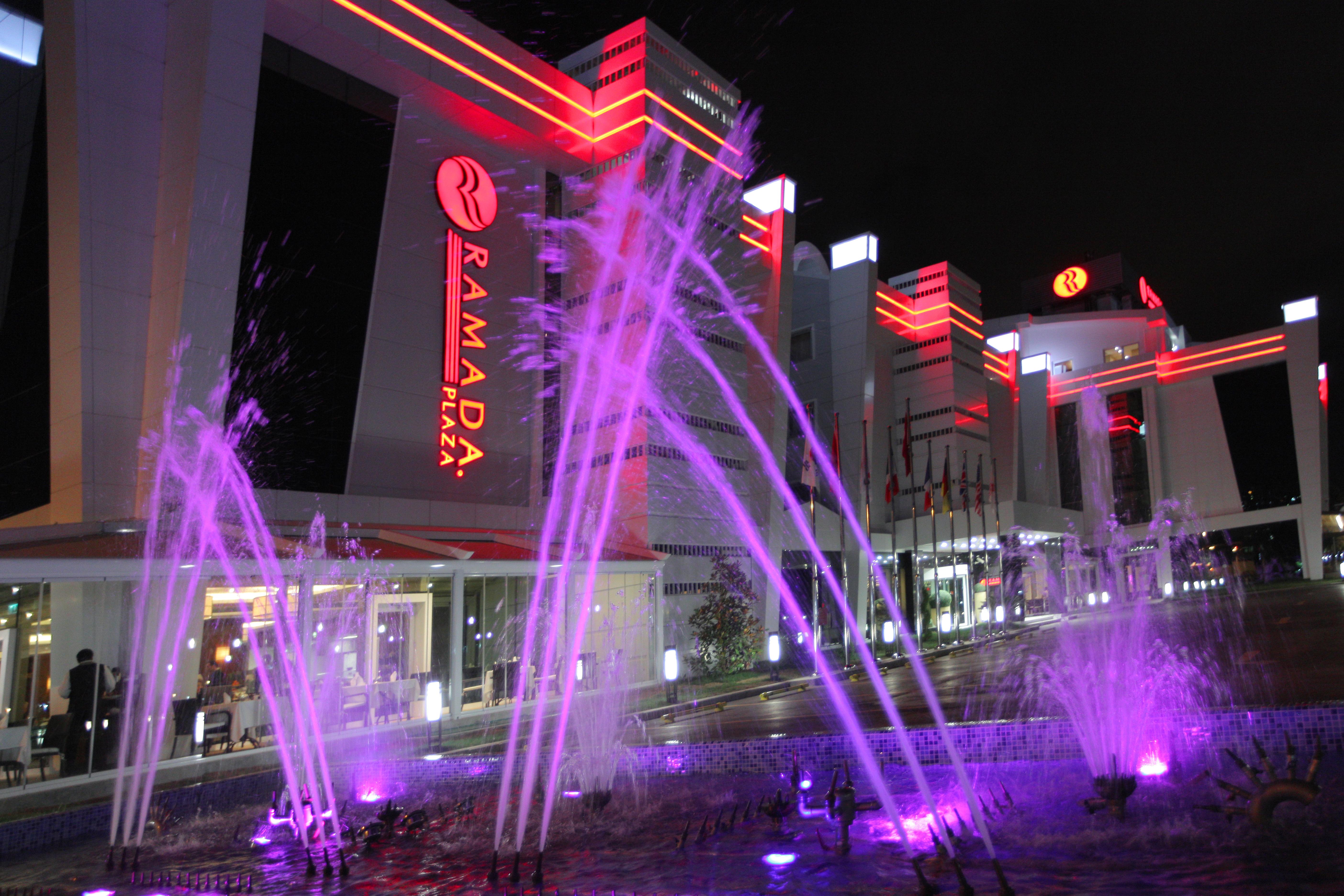 Ramada Plaza By Wyndham Izmit Hotel Kocaeli Bagian luar foto Fountains at the hotel
