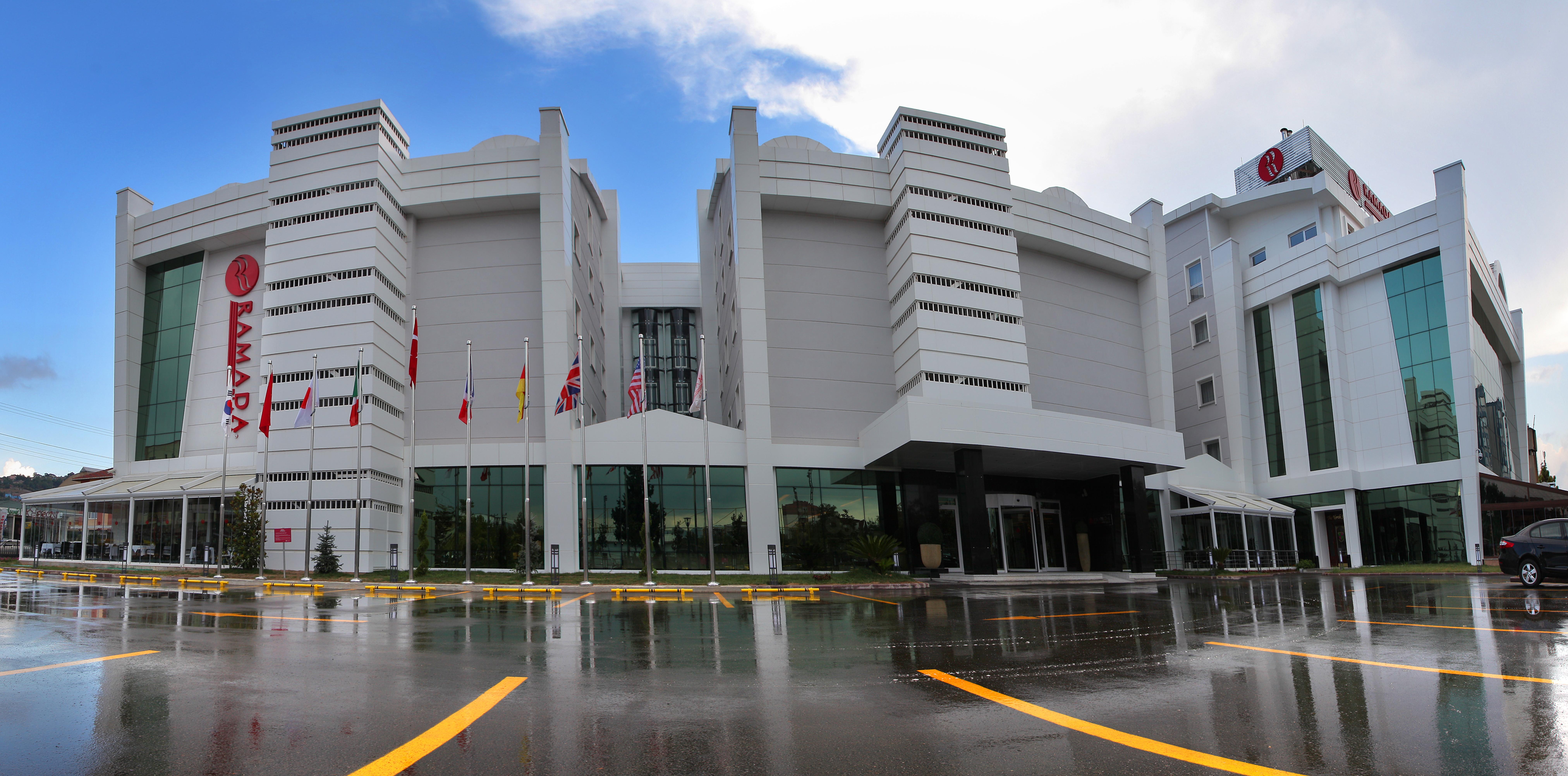 Ramada Plaza By Wyndham Izmit Hotel Kocaeli Bagian luar foto The hotel's main entrance
