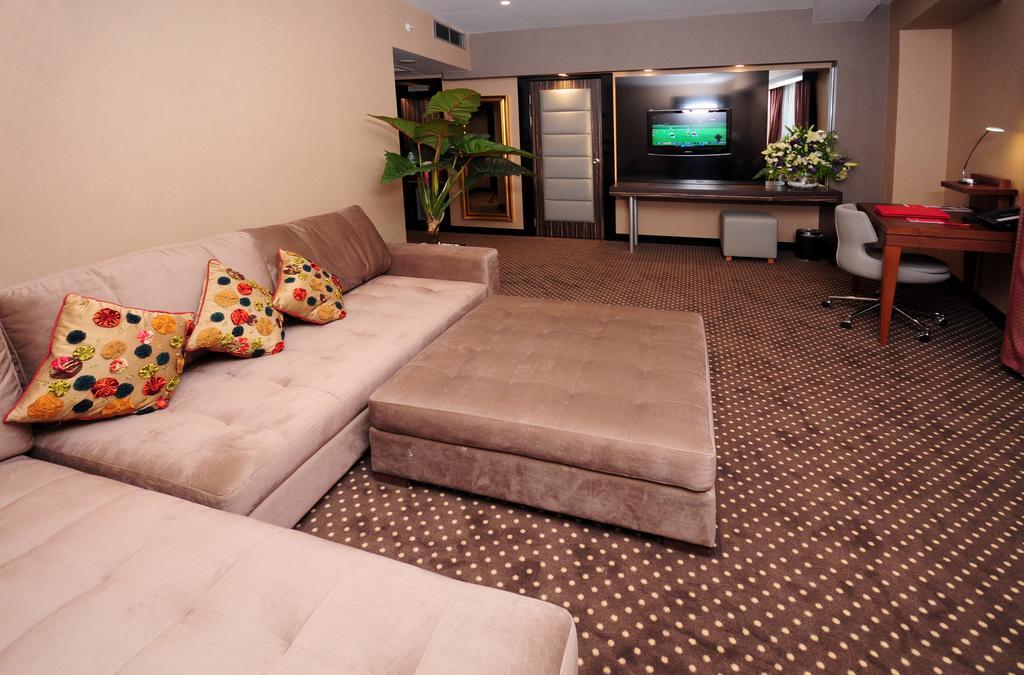 Ramada Plaza By Wyndham Izmit Hotel Kocaeli Bagian luar foto A suite at the hotel