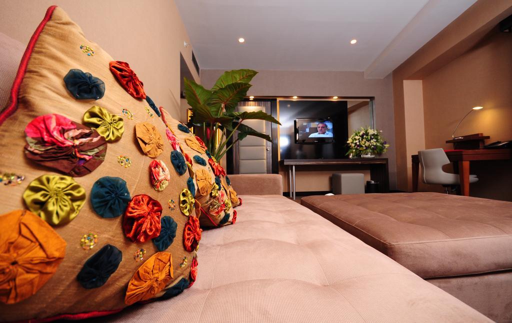 Ramada Plaza By Wyndham Izmit Hotel Kocaeli Bagian luar foto A room at the hotel