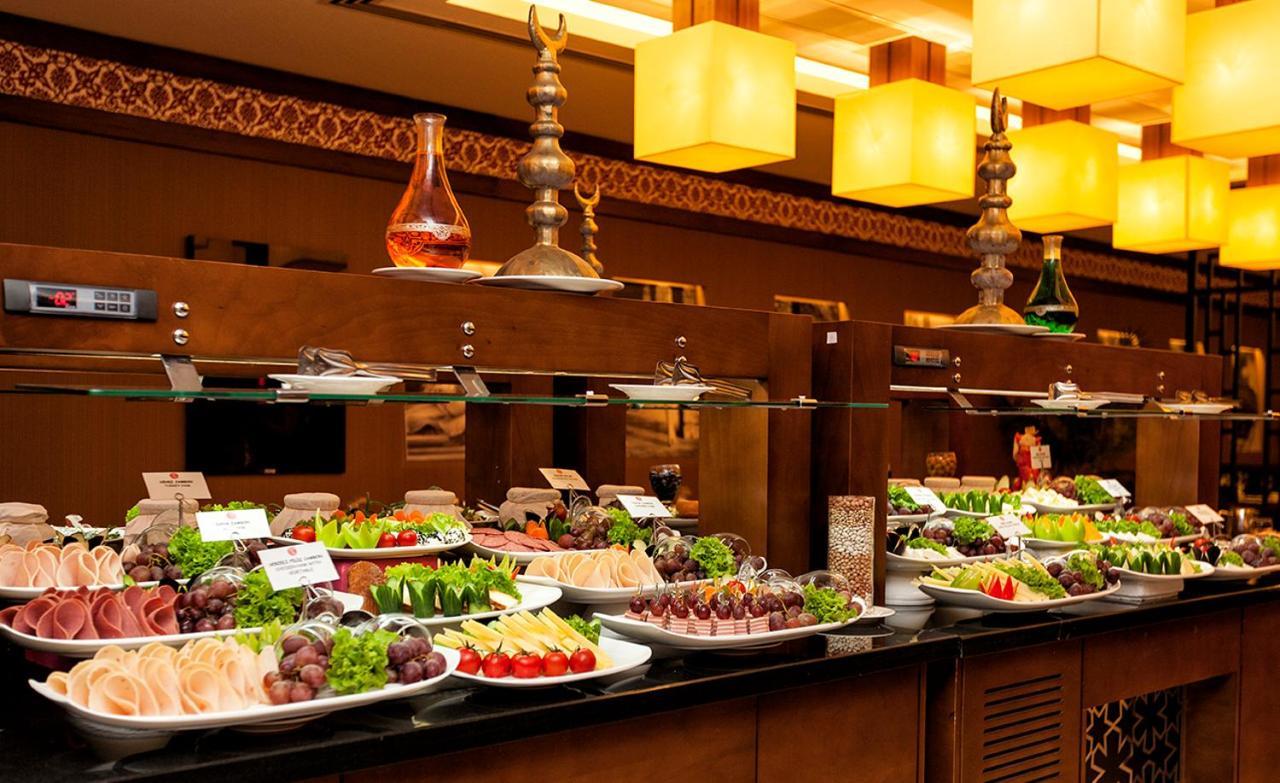 Ramada Plaza By Wyndham Izmit Hotel Kocaeli Bagian luar foto A buffet at a hotel