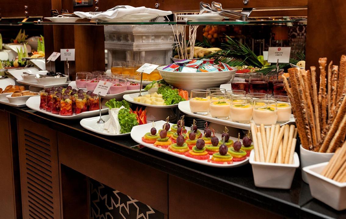 Ramada Plaza By Wyndham Izmit Hotel Kocaeli Bagian luar foto A buffet