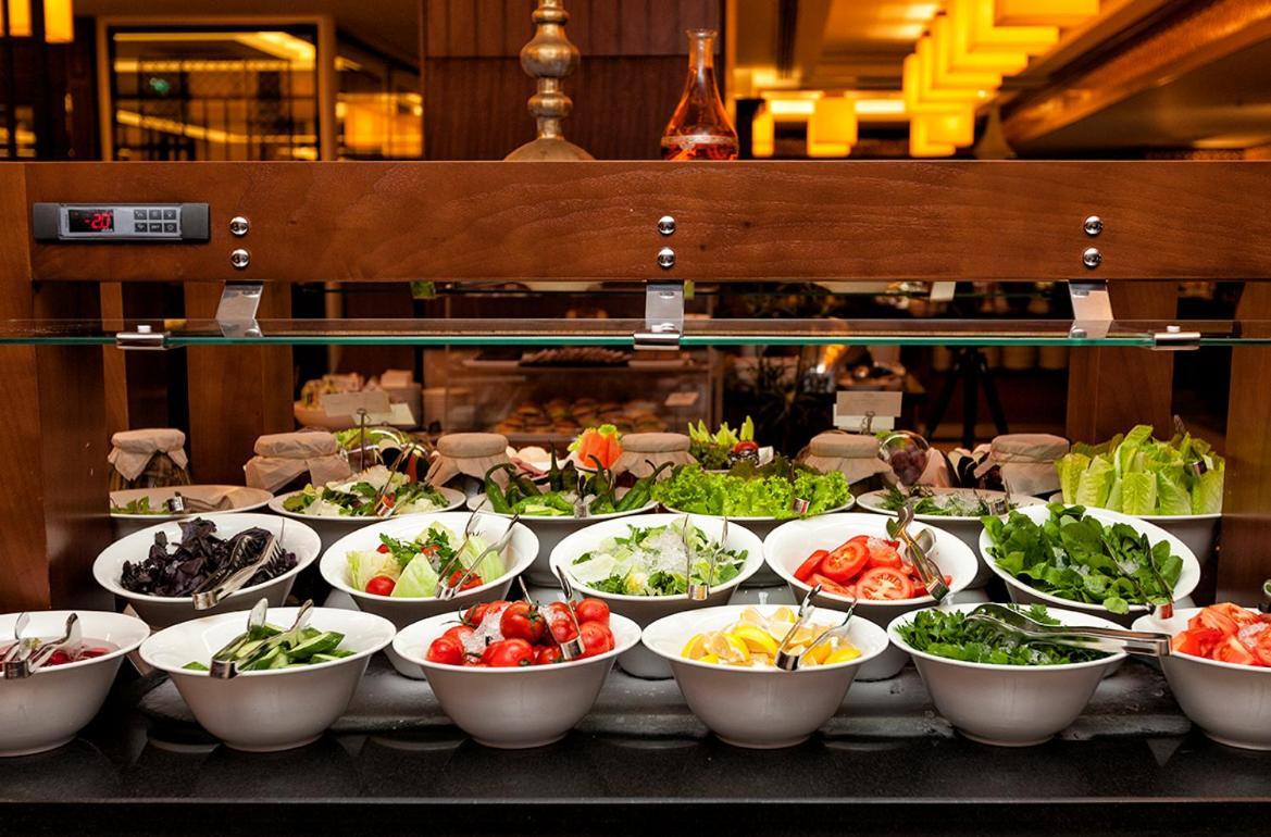 Ramada Plaza By Wyndham Izmit Hotel Kocaeli Bagian luar foto A salad bar
